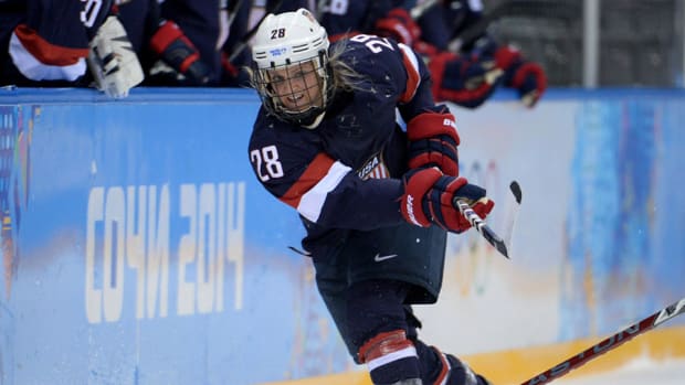 amanda-kessel-signs-nwhl-new-york-riveters-olympics-nhl-960.jpg